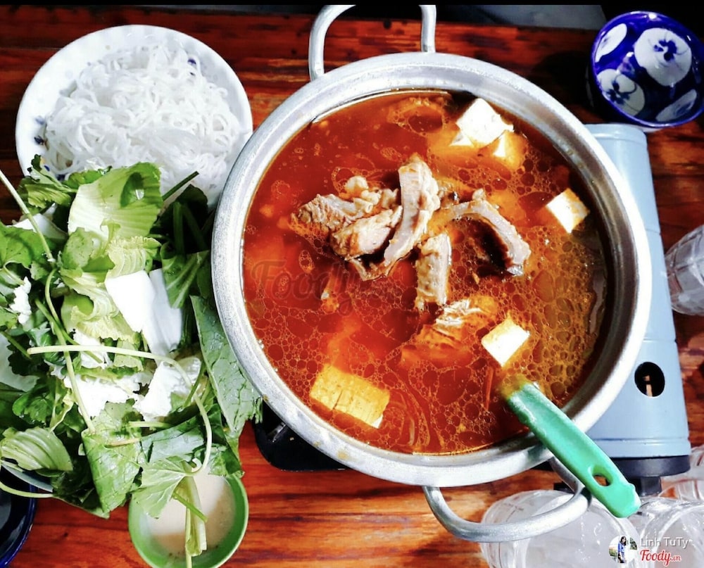 We invite you to join the Vietnamtravelio team to eat together at the famous Ba Toa Nha Go beef hot pot restaurant in Da Lat 6