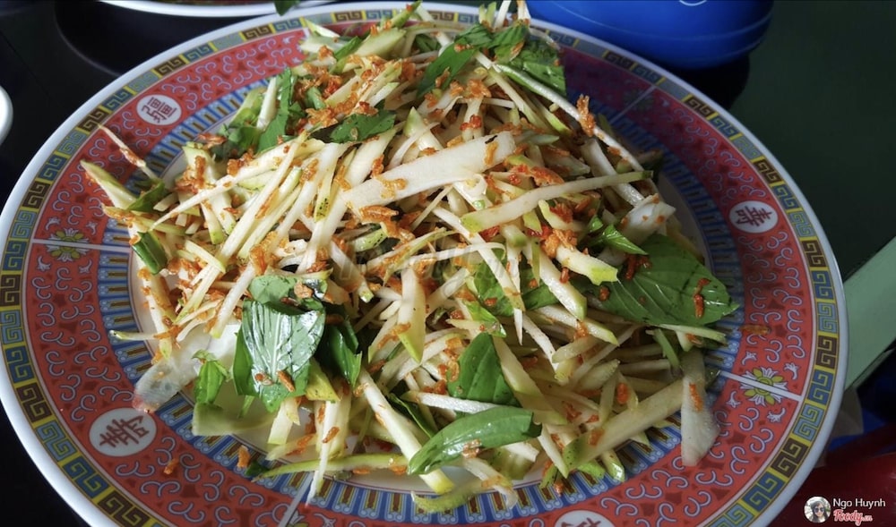 We invite you to join the Vietnamtravelio team to eat together at the famous Ba Toa Nha Go beef hot pot restaurant in Da Lat 10