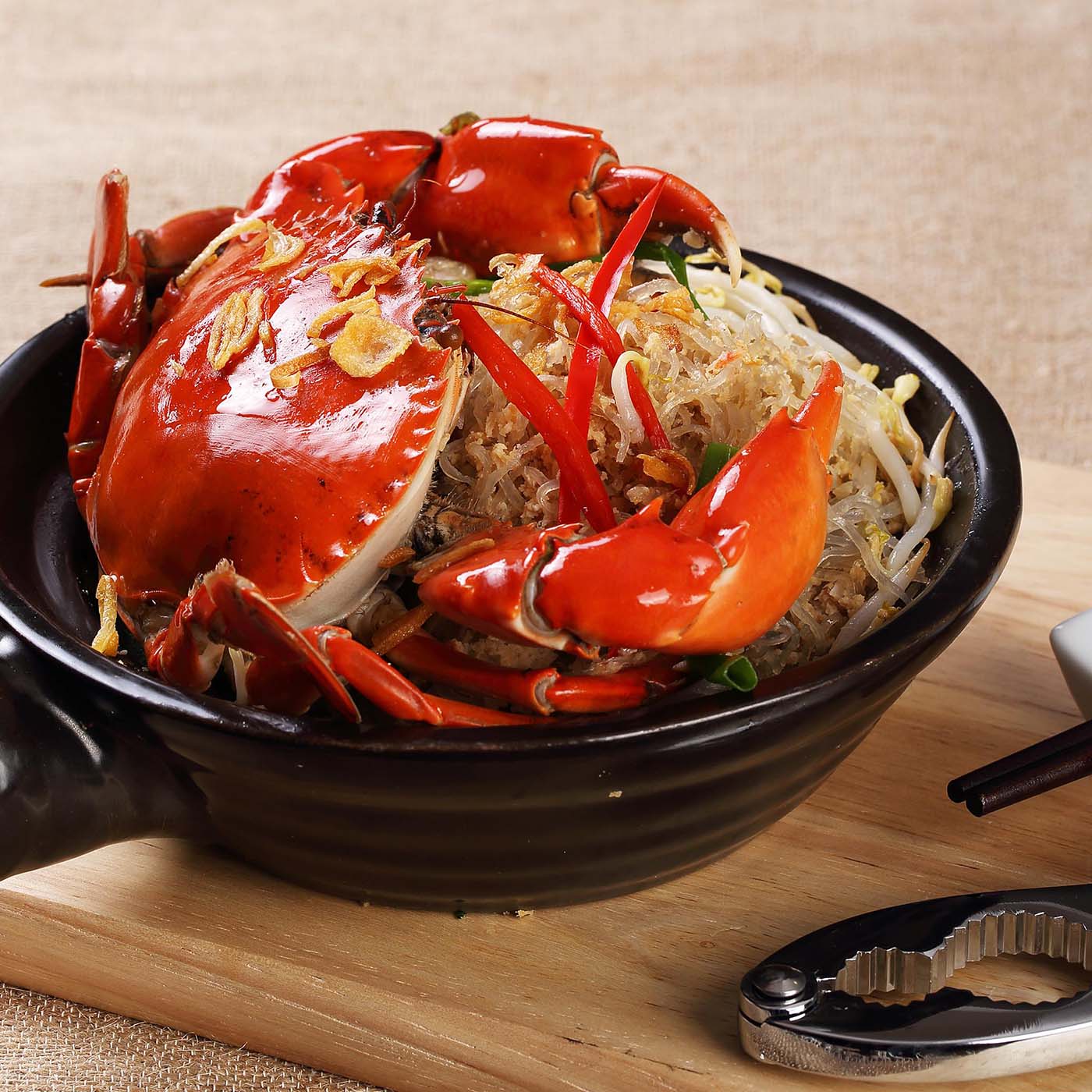If you want to eat delicious king crab, come to Queen's Crab Hue Restaurant! 7