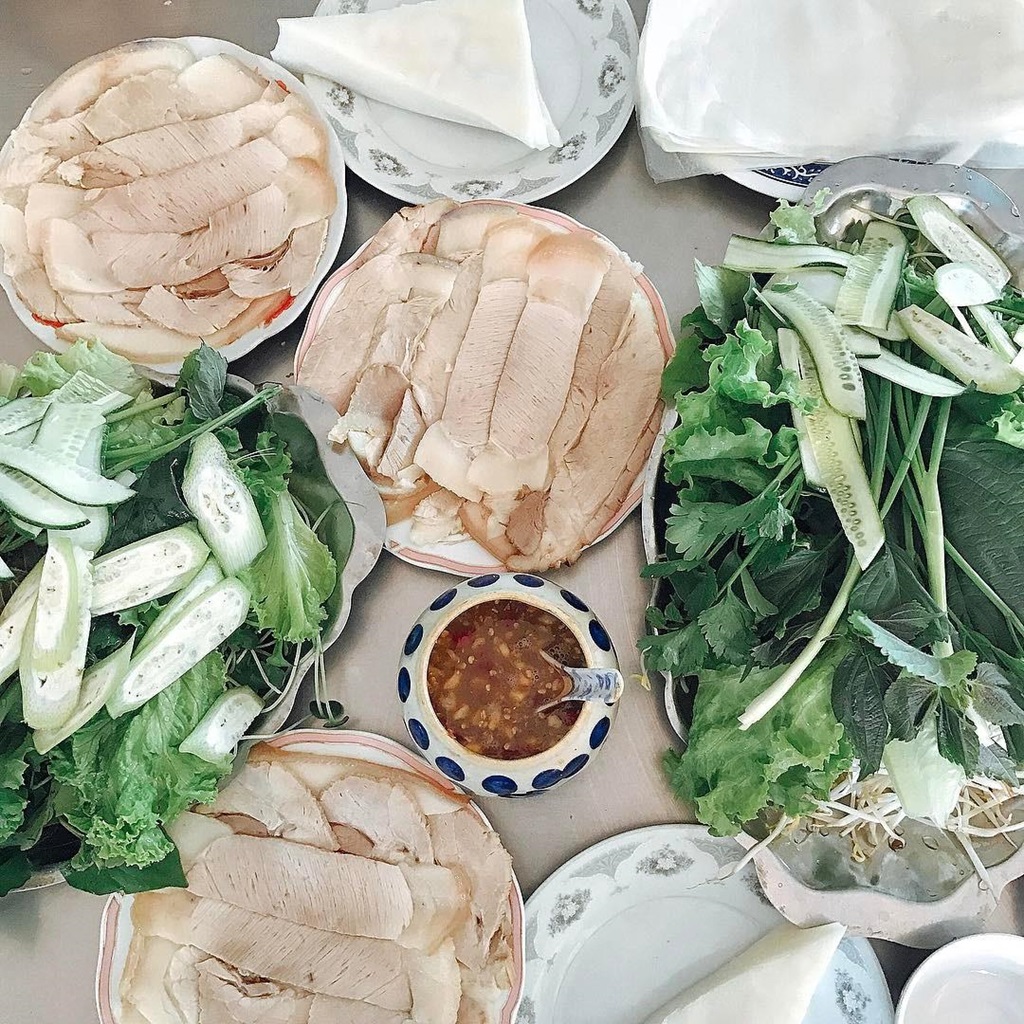 If you want to find a delicious Da Nang pork rice paper roll restaurant, you must immediately pick up this list