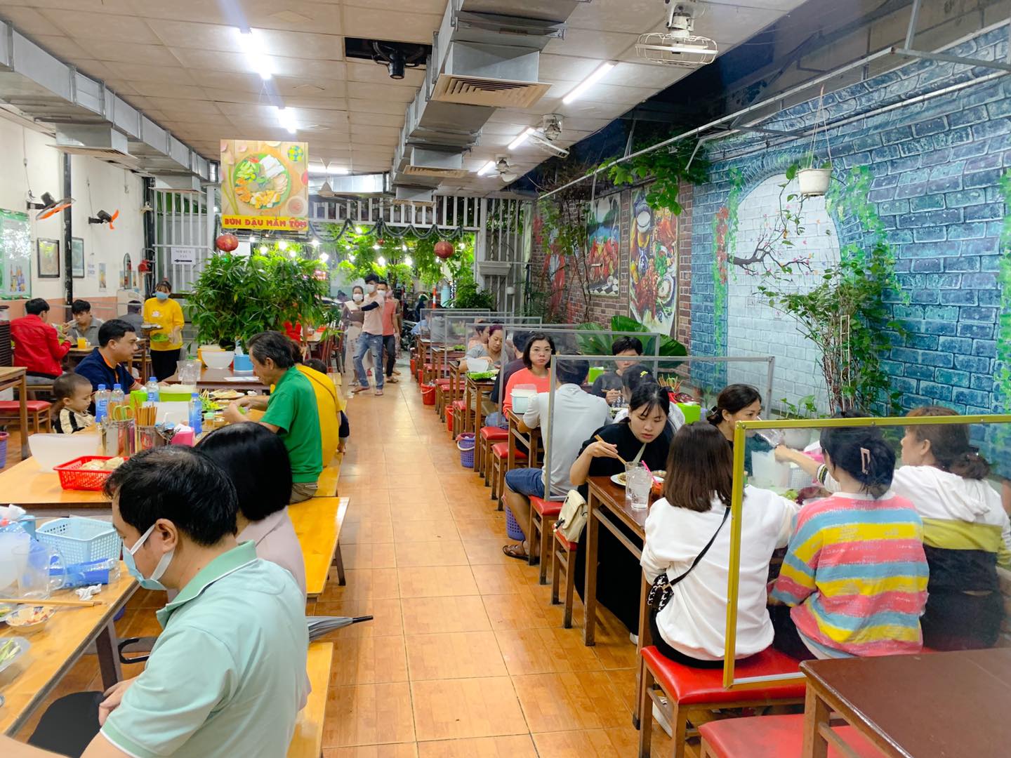 If you want to find a delicious Da Nang pork rice paper roll restaurant, you must immediately pick up this list 3