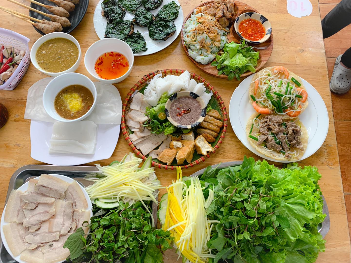 If you want to find a delicious Da Nang pork rice paper roll restaurant, you must immediately pick up this list 4