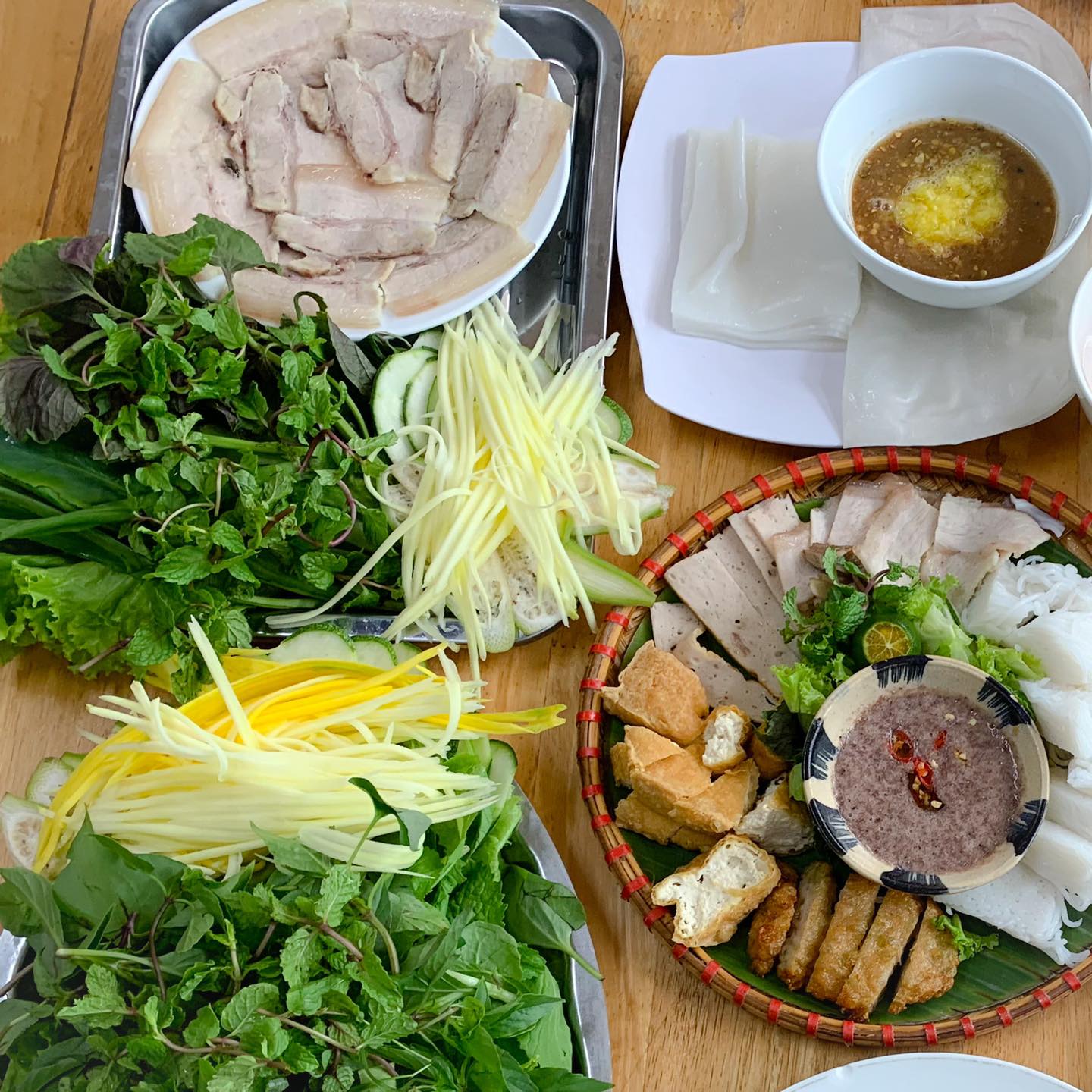 If you want to find a delicious Da Nang pork rice paper roll restaurant, you must immediately pick up this list