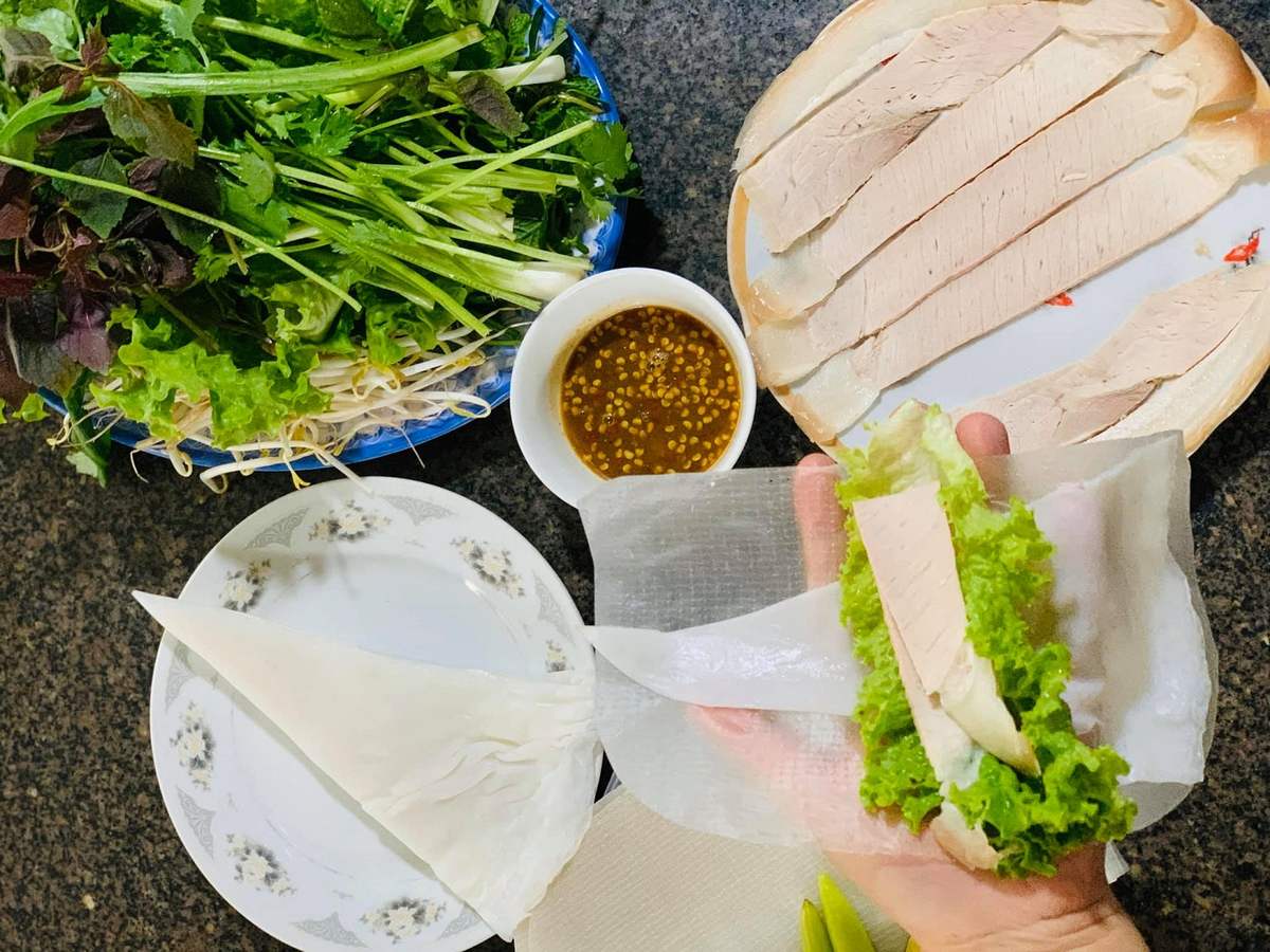If you want to find a delicious Da Nang pork rice paper roll restaurant, you must immediately pick up this list