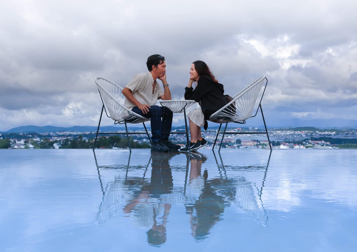 Watch the romantic yellow lantern flowers bloom at Da Lat Valley of Lamps Coffee 7