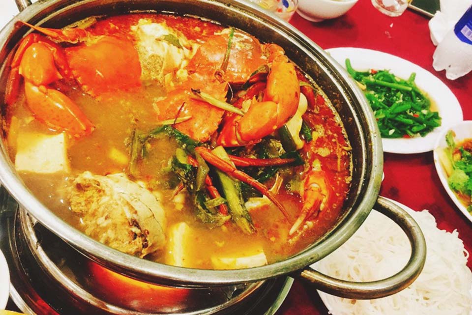 On a rainy day in the ancient capital, you have to eat a portion of Ba Chanh Hue Crab Hotpot right away! 2