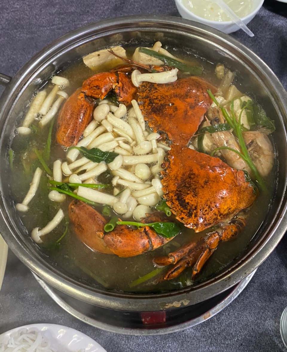 On a rainy day in the ancient capital, you have to eat a portion of Ba Chanh Hue Crab Hotpot right away! 3