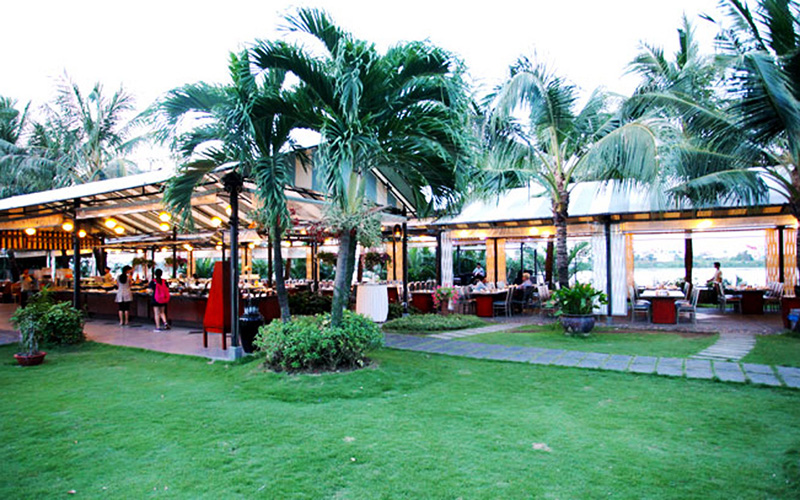 Top 8 restaurants by the Saigon River with great views and delicious food 2