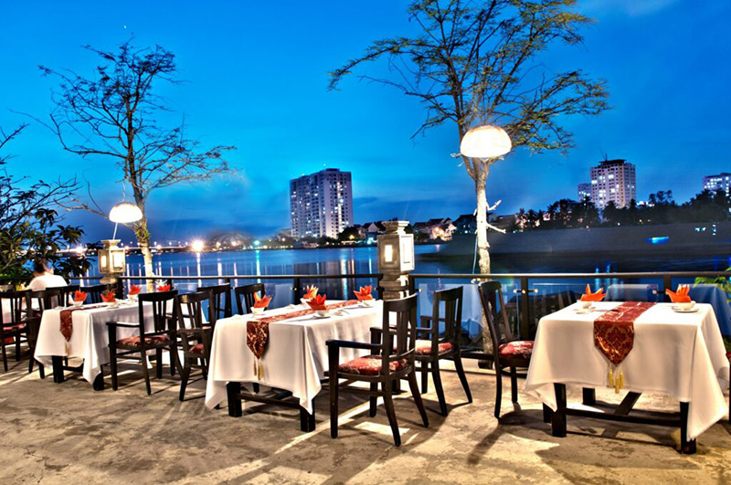 Top 8 restaurants by the Saigon River with great views and delicious food 3