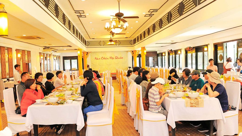 Nam Chau Hoi Quan Restaurant - One of the earliest restaurants to appear in Hue 9