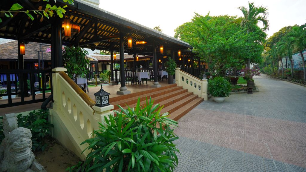 Nam Chau Hoi Quan Restaurant - One of the earliest restaurants to appear in Hue 7