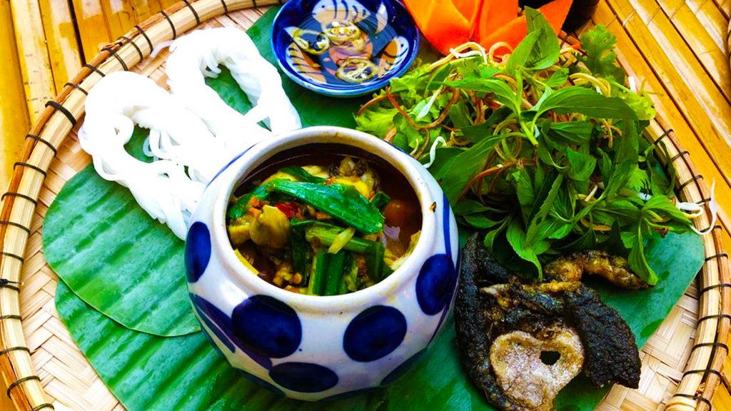 Nam Chau Hoi Quan Restaurant - One of the earliest restaurants to appear in Hue 11