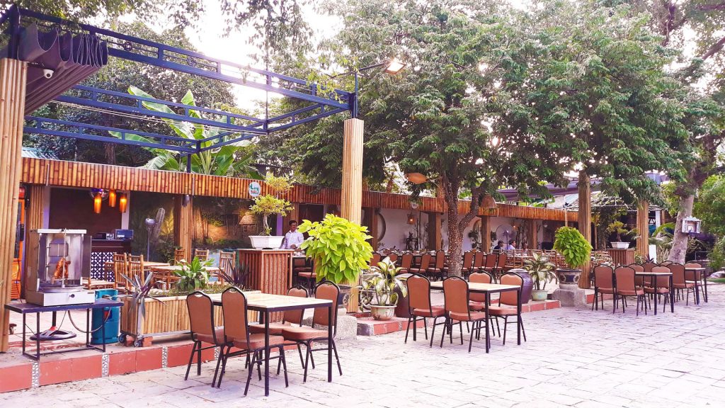 Nam Chau Hoi Quan Restaurant - One of the earliest restaurants to appear in Hue 10