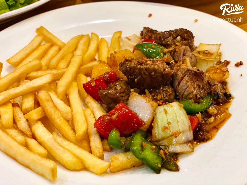 French-style restaurant Le Petit Steak Restaurant 10