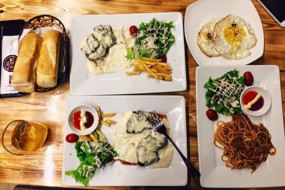 French-style restaurant Le Petit Steak Restaurant 6