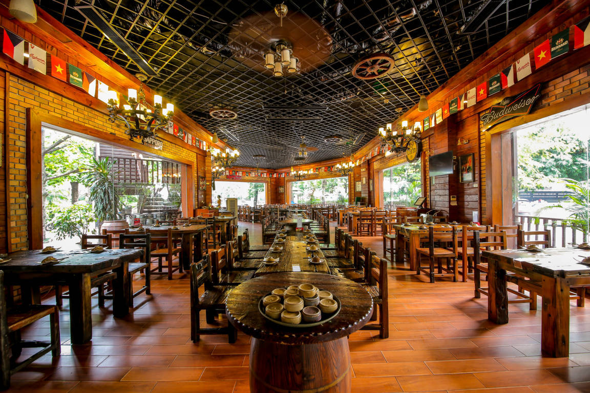 La Vong Beer World Restaurant - Famous draft beer restaurant in Hanoi 4