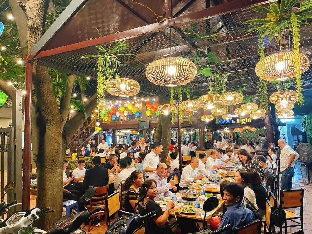 Stilt house 141 - One of the best hot pot restaurants on Truong Dinh 3 street
