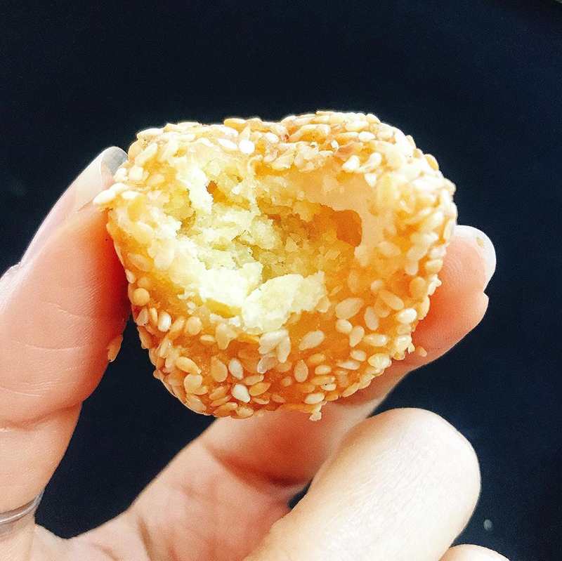 Delicious Hanoi donut shops you should visit 4