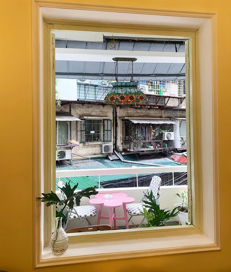 Coffee shops in Hanoi are hidden in the middle of old apartment buildings 3