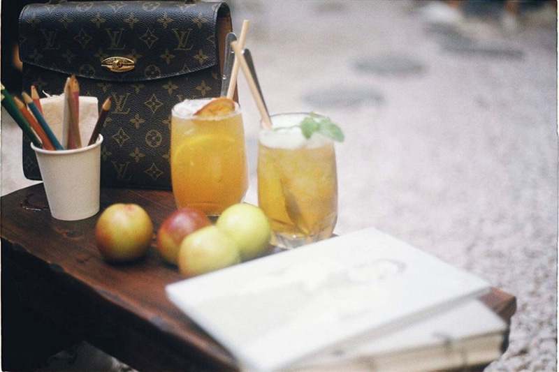 Coffee shops in Hanoi are hidden in the middle of the old apartment complex 13