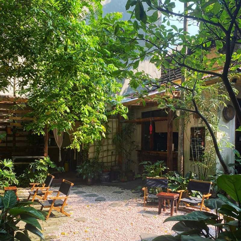 Coffee shops in Hanoi are hidden in the middle of the old apartment complex 11