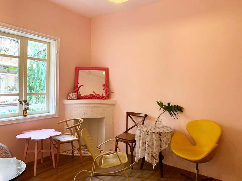 Coffee shops in Hanoi are hidden in the middle of old apartment buildings 2