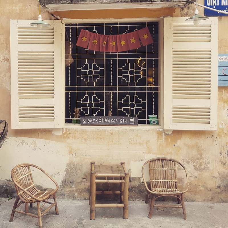 Coffee shops in Hanoi are hidden in the middle of old apartment buildings 6
