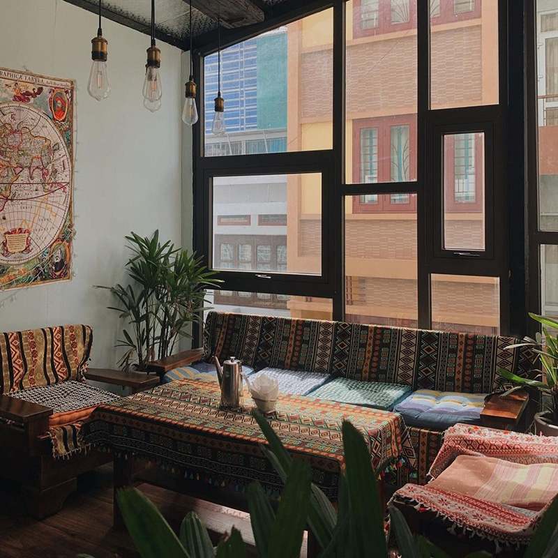 Coffee shops in Hanoi are hidden in the middle of old apartment buildings 8