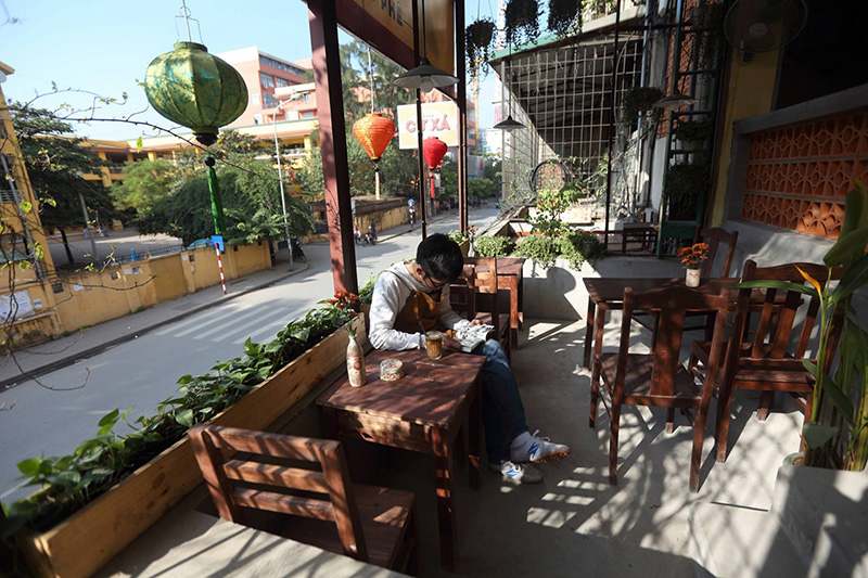 Coffee shops in Hanoi are hidden in the middle of old apartment buildings 9