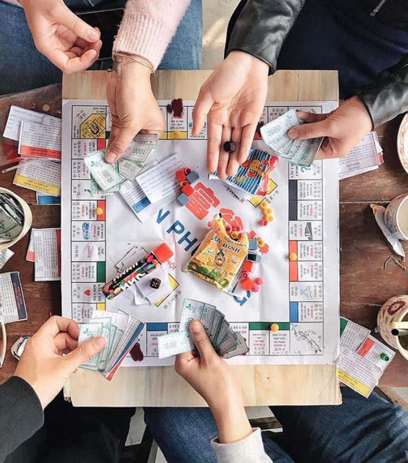 Coffee shops in Hanoi are hidden in the middle of old apartment buildings 10