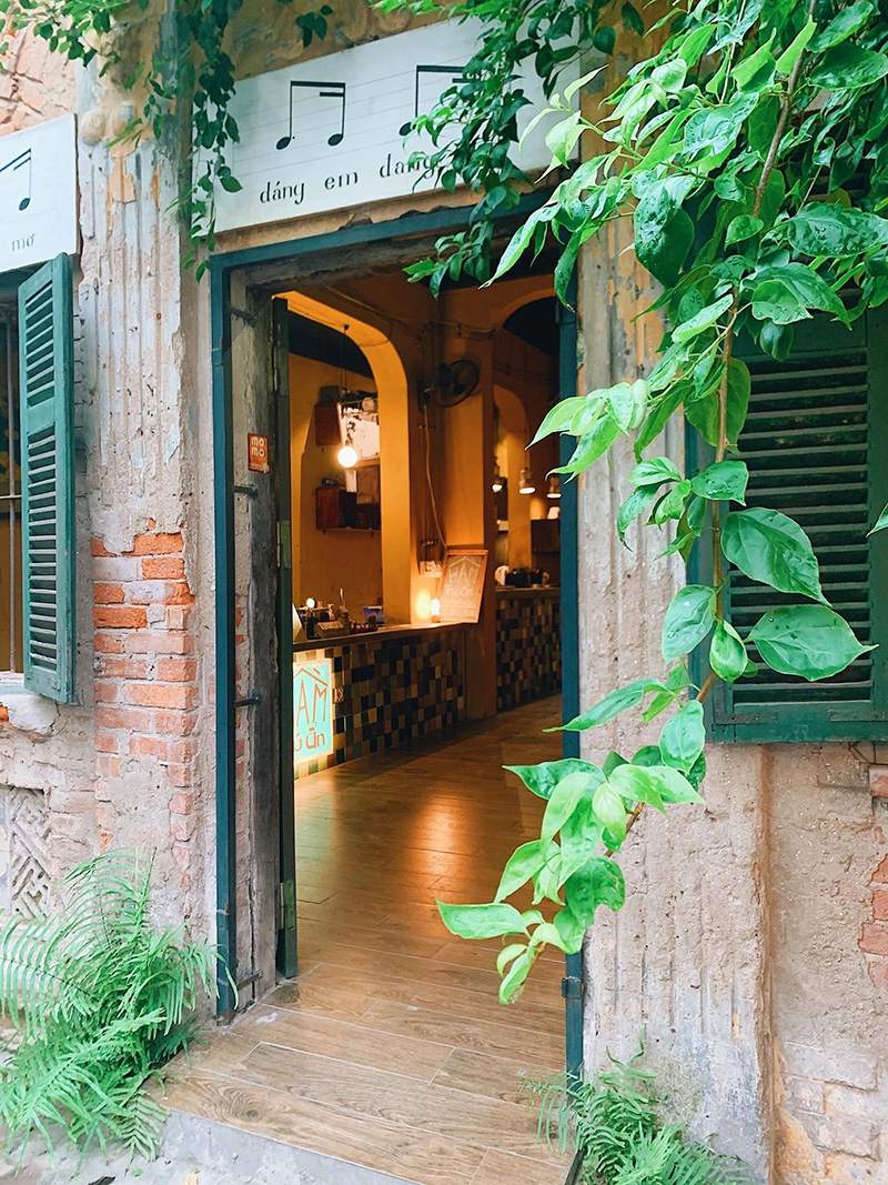 Coffee shops in Hanoi with peaceful beauty in the heart of the capital 4