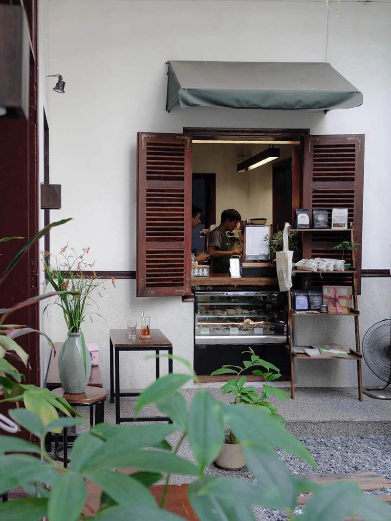 Coffee shops in Hanoi with peaceful beauty in the heart of the capital 10