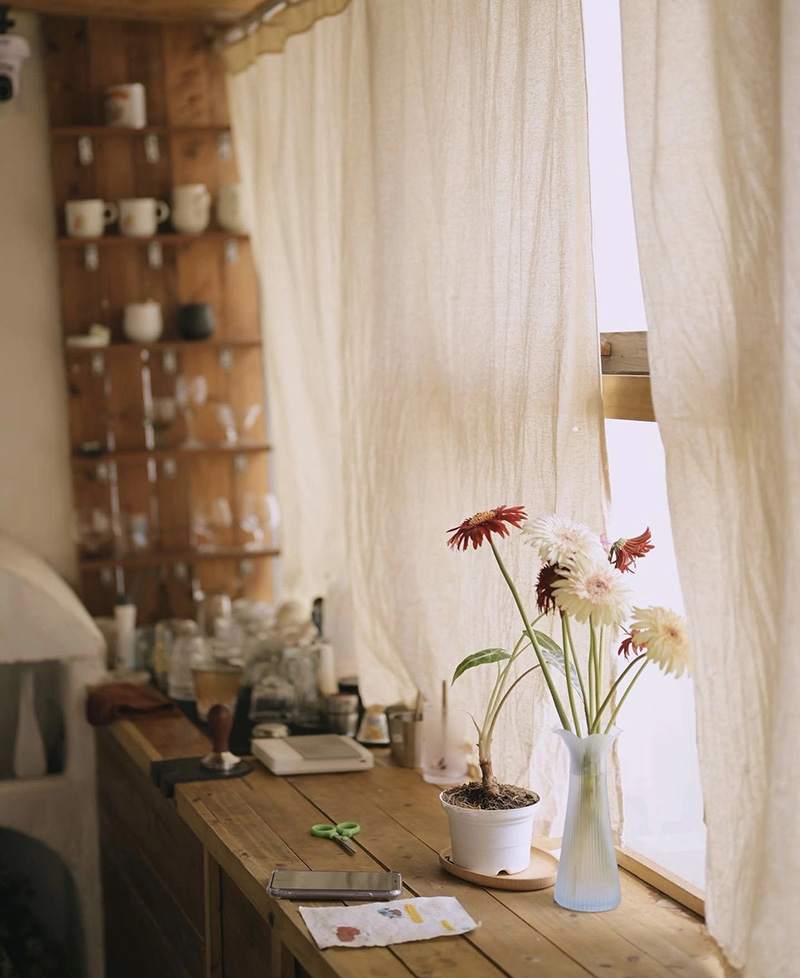 Coffee shops in Hanoi with peaceful beauty in the heart of the capital 7