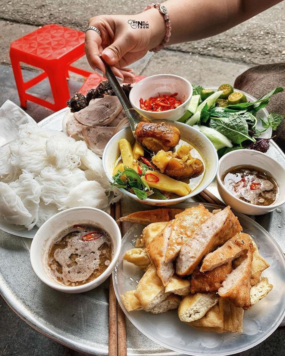 Bombardment of 7 Hanoi vermicelli and tofu shops with shrimp paste caused trauma 7