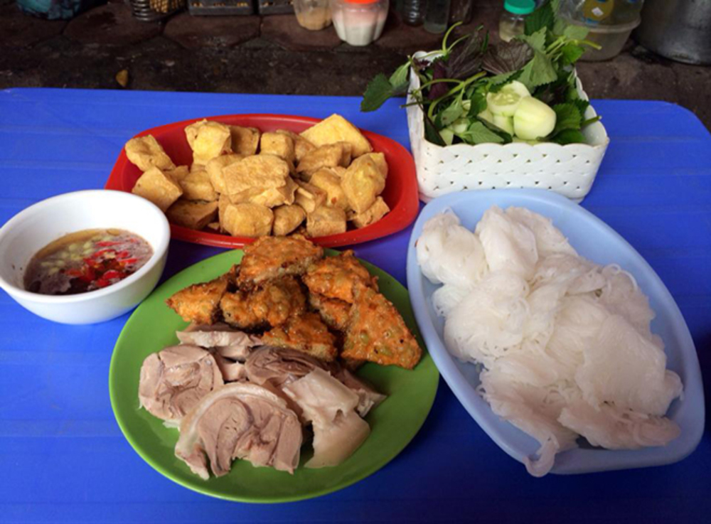 Bombardment of 7 Hanoi vermicelli and tofu shops with shrimp paste caused injuries 8