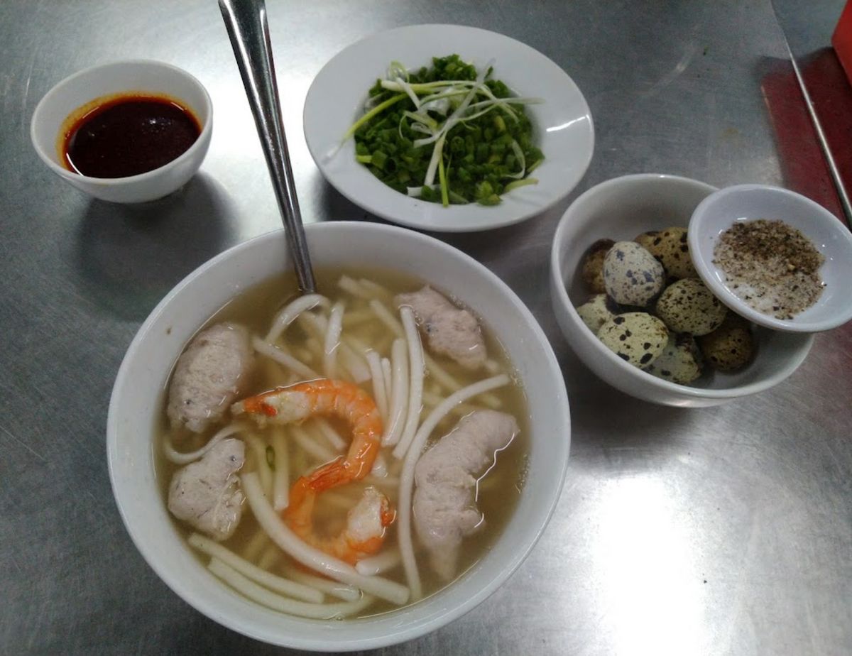 Bombardment of Mrs. Doi's famous and delicious banh canh shop in Hue 5