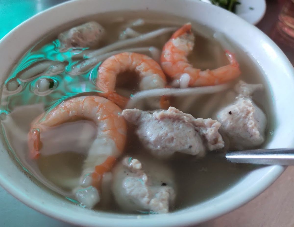 Bombardment of Mrs. Doi's famous and delicious banh canh shop in Hue 9