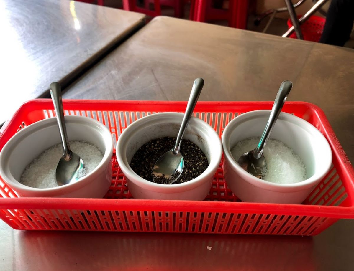 Bombardment of Mrs. Doi's famous and delicious banh canh shop in Hue 10