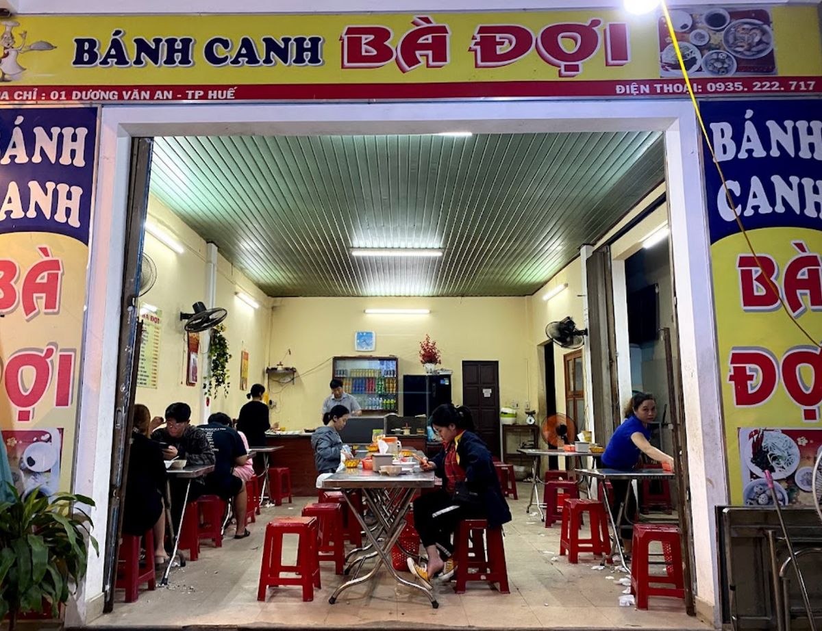 Bombardment of Mrs. Doi's famous and delicious banh canh shop in Hue 2