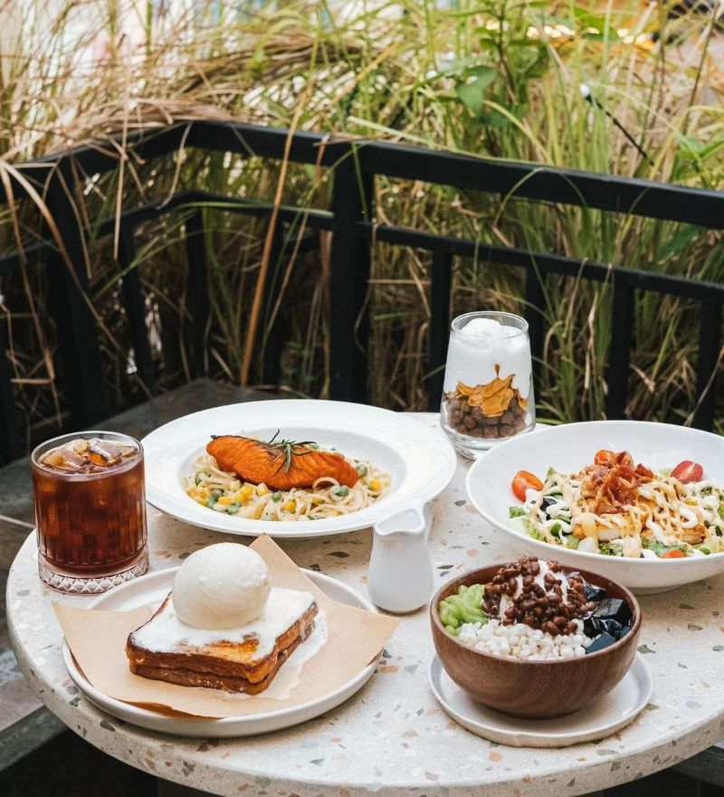 Oromia Coffee & Lounge with European design and diverse menu 5
