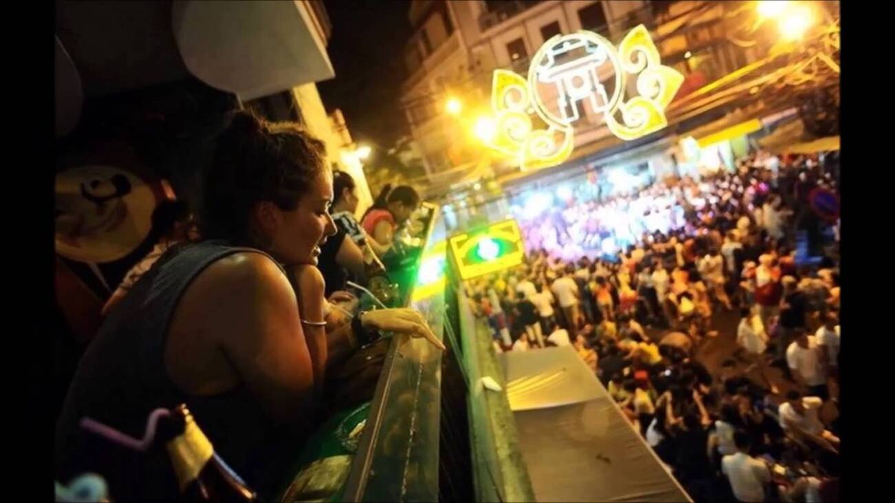 Hang Buom Food Street - The place to sweep delicious dishes of Hanoi 2