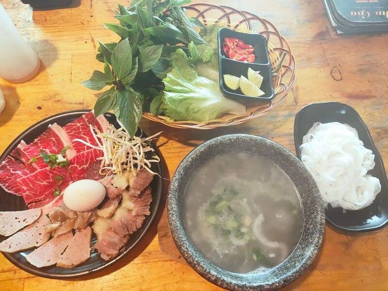 Top 4 stone bowl pho restaurants in Da Lat with unique cooking styles 4