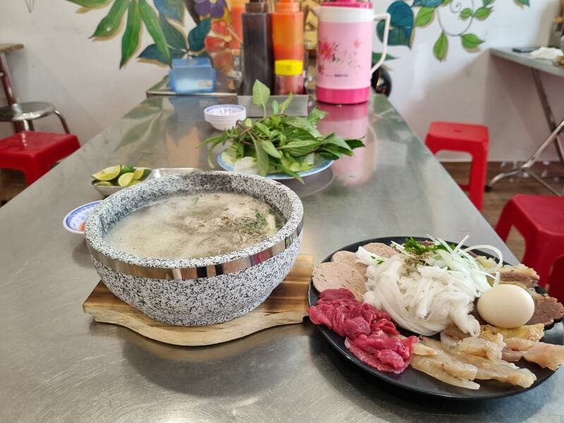 Top 4 stone bowl pho restaurants in Da Lat with unique cooking styles 5