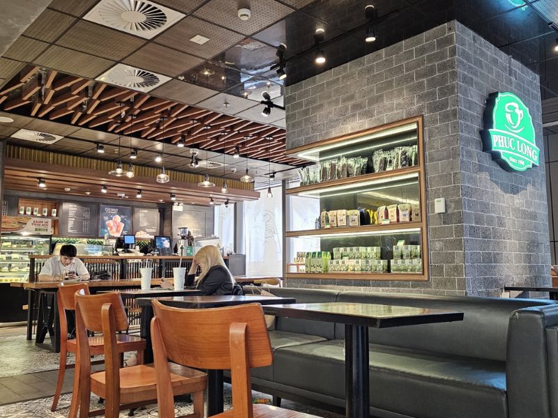 Drink Landmark 81 coffee to capture the whole city's scenery 8
