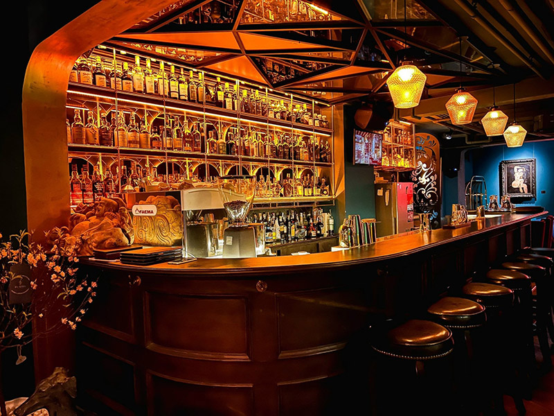 Top 10 bars in District 1 that are most vibrant and attractive to young people 3