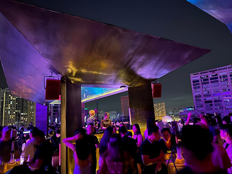 Top 10 bars in District 1 that are most vibrant and attractive to young people
