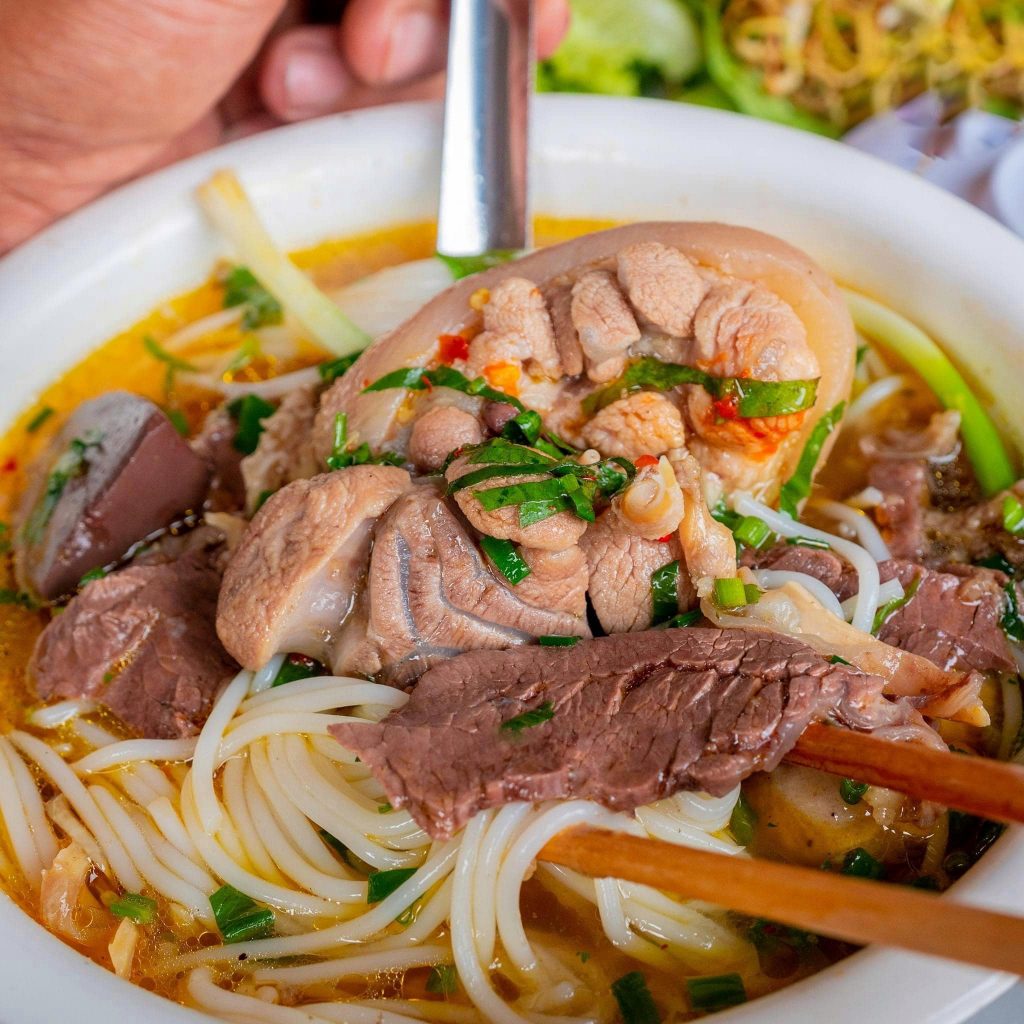 Hue beef noodle shop that only sells at night is very unique 3