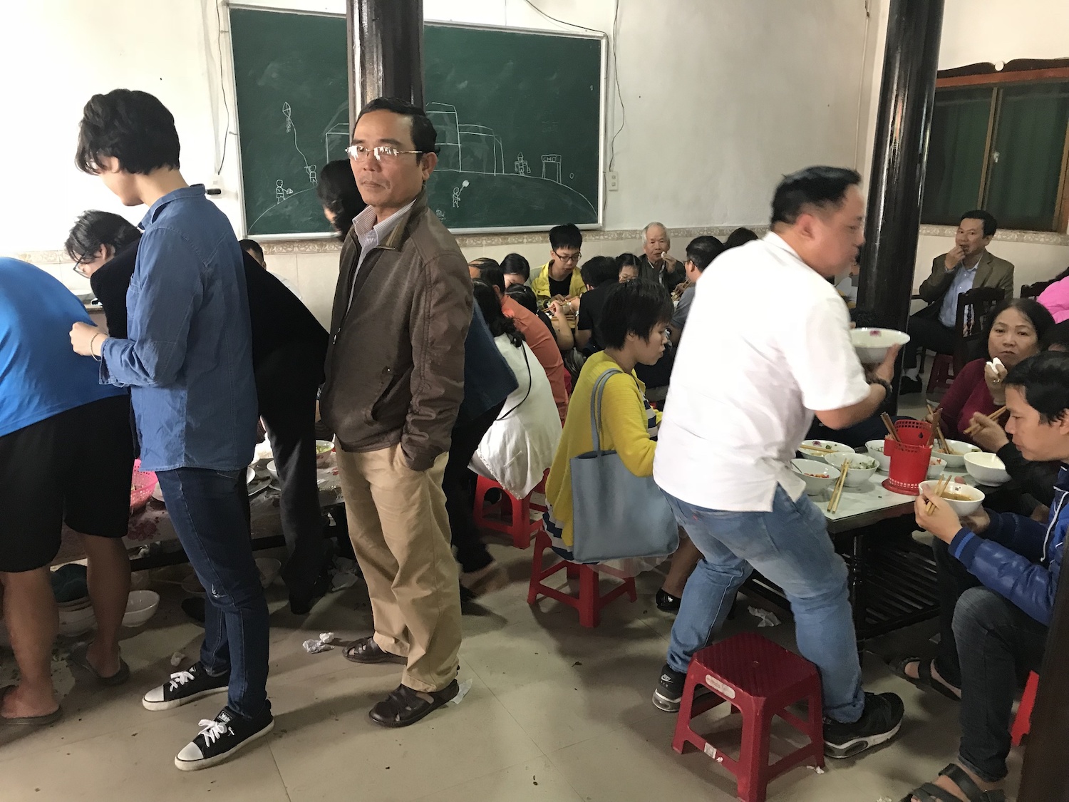Me Keo restaurant - Discover Hue beef noodle shop that has been always crowded with customers for 70 years in the ancient capital 5