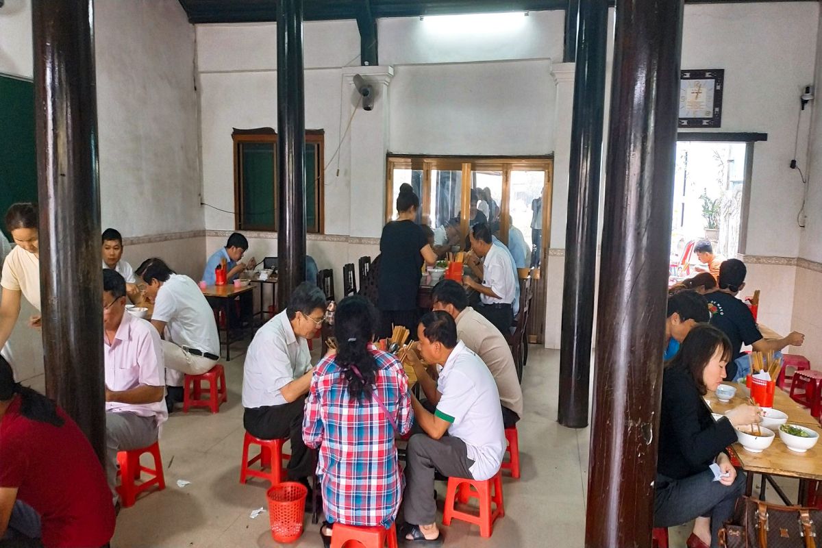 Me Keo restaurant - Discover Hue beef noodle shop that has always been crowded with customers for 70 years in the land of Ancient Capital 6