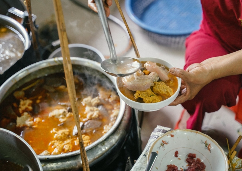 Me Keo restaurant - Discover Hue beef noodle shop that has always been crowded with customers for 70 years in the land of Ancient Capital 8